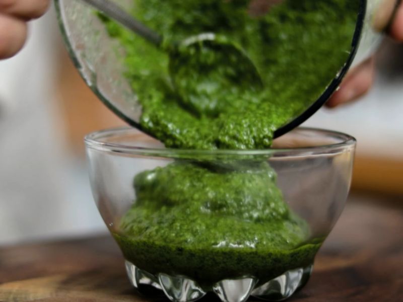 osoba sipa pesto genovese u činiju