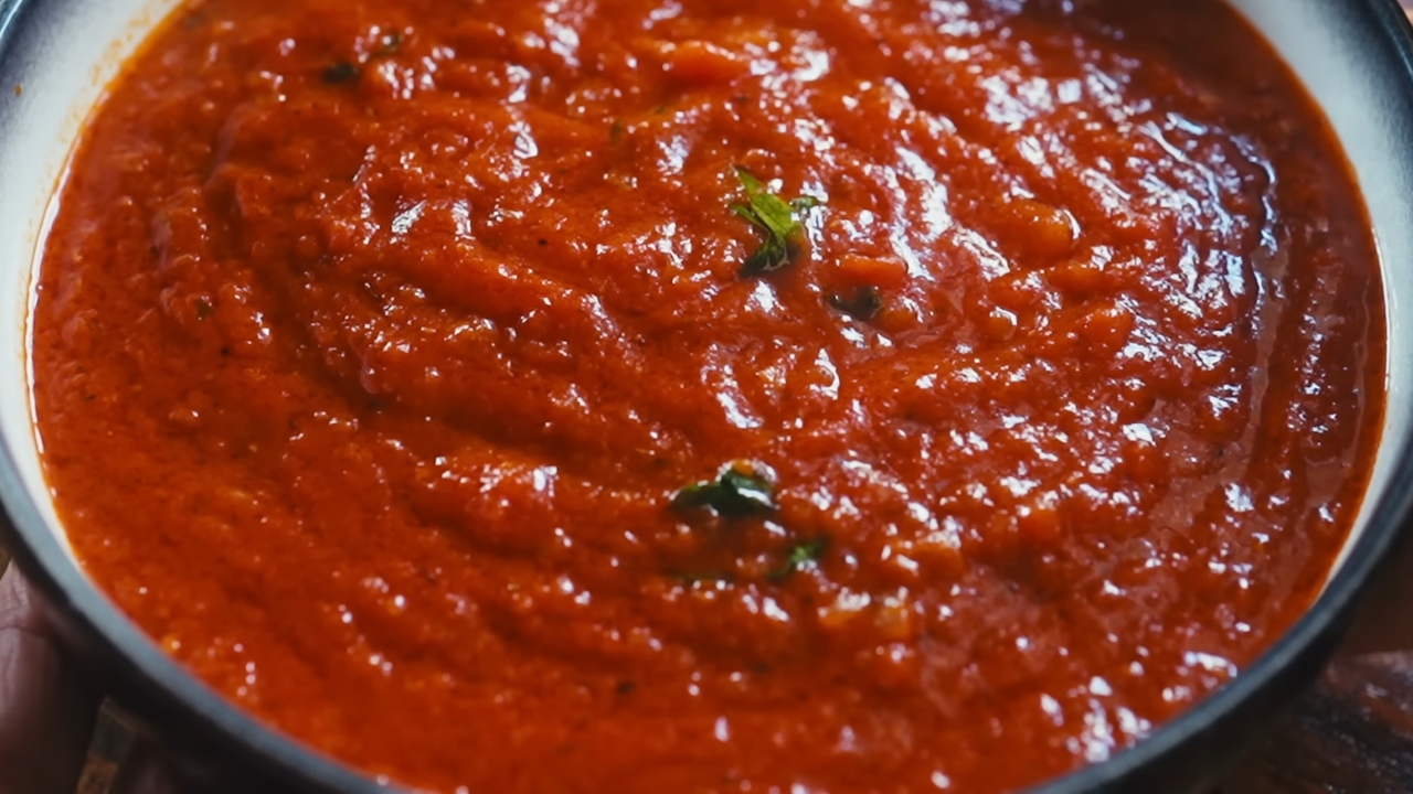 Gust domaći marinara sos od paradajza sa komadićima svežeg bosiljka