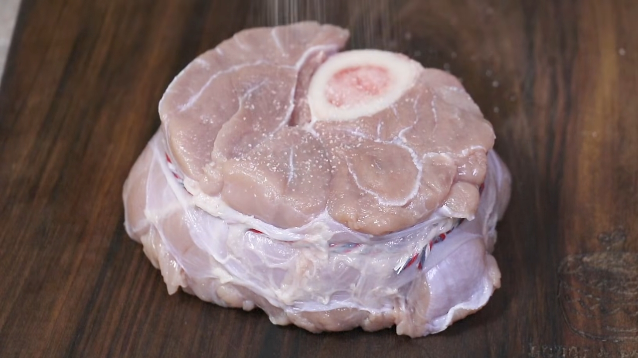 Sveža teleća kolenica sa jasno vidljivom koštanom srži, idealna za pripremu osso buco jela