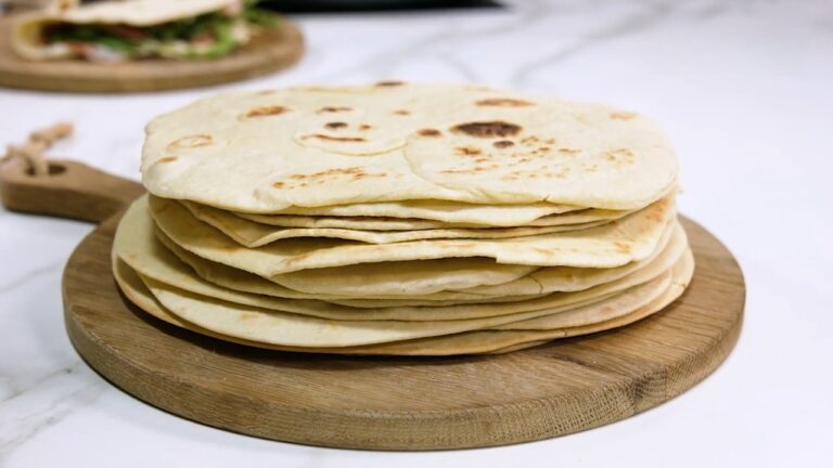 Naslagane italijanske piadine na okrugloj drvenoj dasci