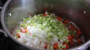 Seckani luk, šargarepa i celer pripremaju se u šerpi kao aromatična osnova za osso buco sos