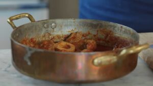 Osso buco se lagano peče u bogatom paradajz sosu dok meso ne postane potpuno mekano